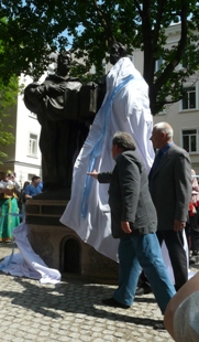Памятник в покрывале 27.05 2014.JPG
